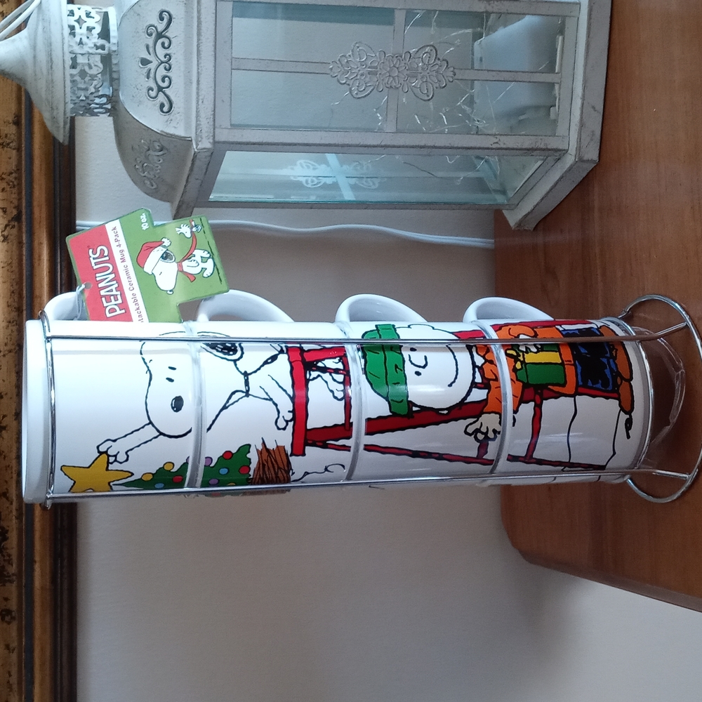 Snoopy stacked cups